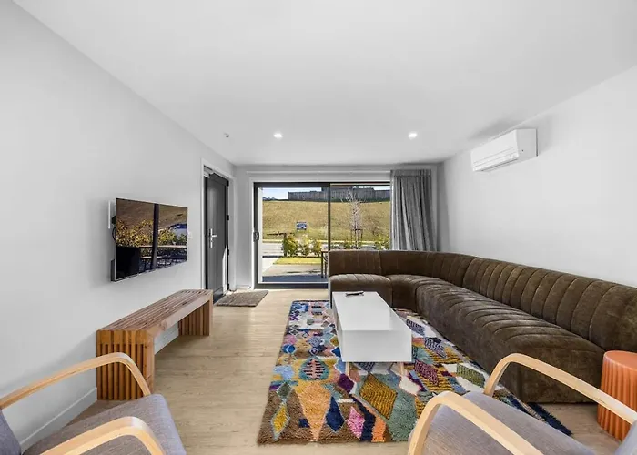 3 Bedroom Modern In Northlake Holiday home *