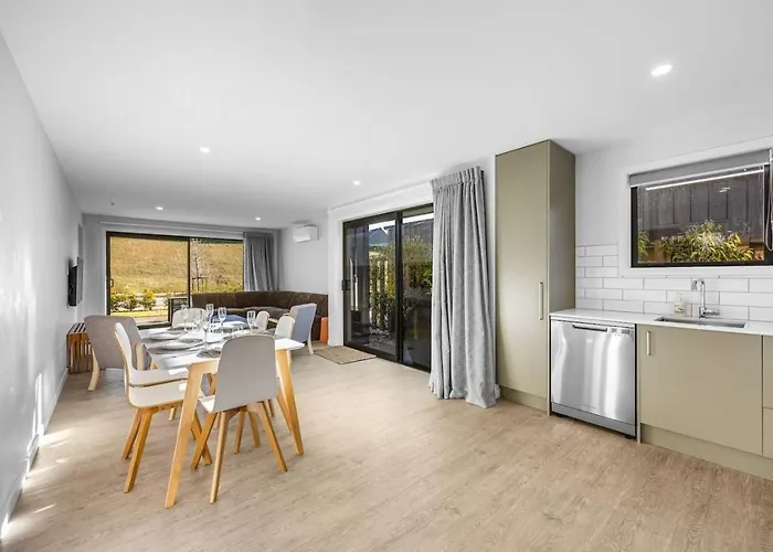 3 Bedroom Modern In Northlake Holiday home