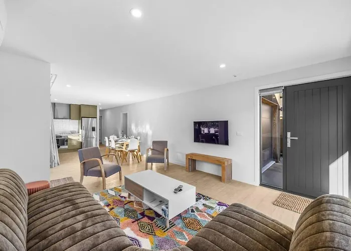 3 Bedroom Modern In Northlake *